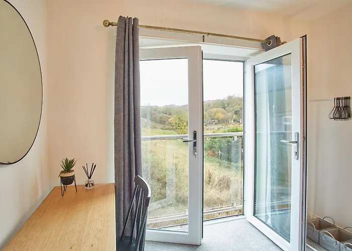 Host & - Hoggarths Retreat Whitby